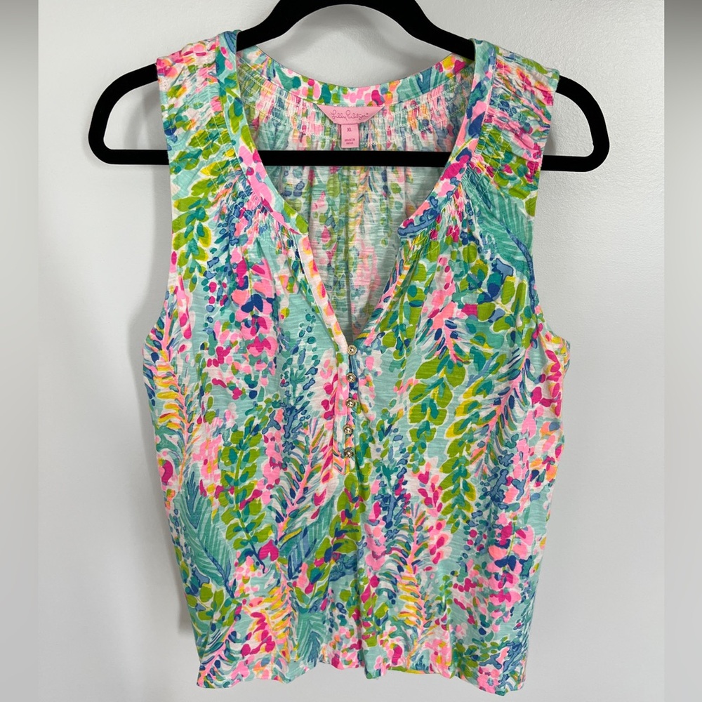 EUC Lilly Pulitzer XL Essie top in unknown pattern